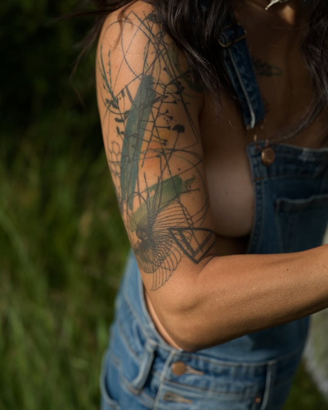 I love my tattoos. ✨They each tell a story.

When I found @martalipinski years and years ago, I hoped there would be a time where I could actually have work done by her. The problem: she was 5,242 miles away from me. Salt Lake City -> Leipzig, Germany. 

The stars aligned and I have been lucky enough to have two tattoos from Marta now… My first in 2022 and second in 2024.

I truly enjoy hearing the stories behind someone’s tattoo and the art and thought that goes behind its creation fascinates me. You can learn a lot from someone’s tattoo. 

Thank you, Marta, for your gift in creating beauty and making my visions come to life. You’re part of my life story now. 

📷: @rick.mcfarland 
💄: @dawn.b.mcfarland 

#creatives #tattoos #femaletattooartist #germany #leipzig #unitedstates #international #art #model #photoshoot #express #storytelling #raw #intimate