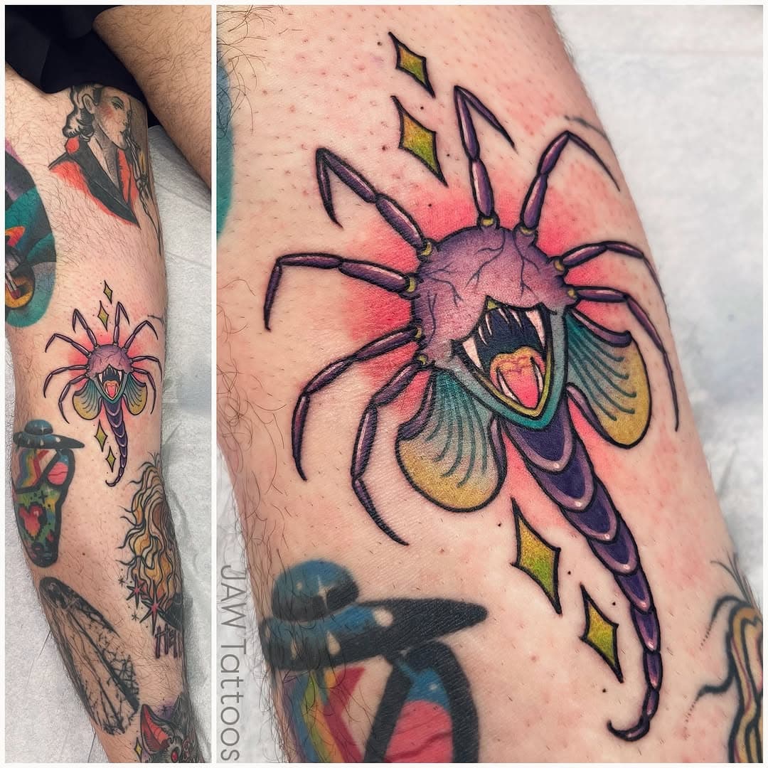 Crazy little facehugger for Michael from our #alienromulus flash event last year 💖
.
.
#jawtattoos #facehugger #facehuggertattoo #cutemonster #alientattoo #aliens #neontigertattoo #neontigertattoos #sacramentotattooshop