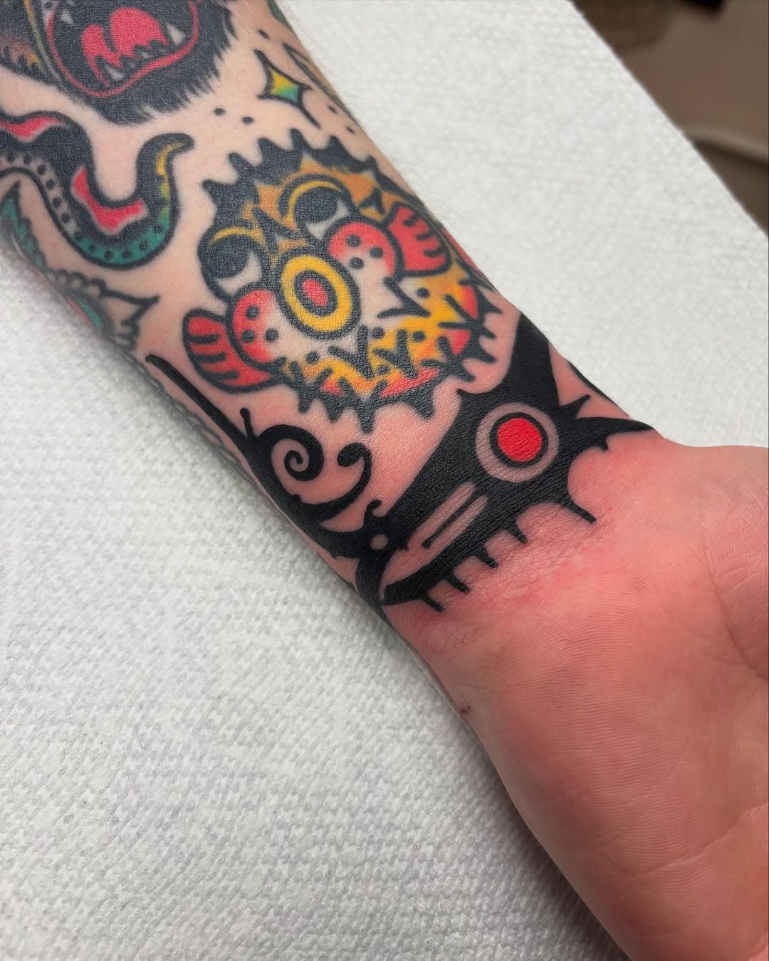 ⚫️🧙🏼‍♂️🔴Got this super cool tribal filler from @julianbast during my @namebrandtattoo pilgrimage!