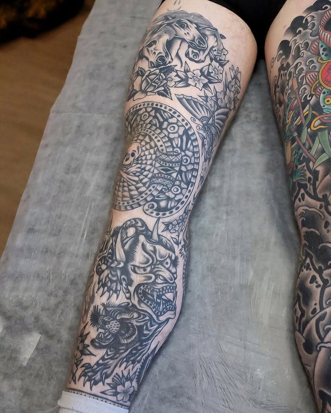 Another full leg sleeve healed and settled! Done over two years! MELBOURNE if you would like to look cool, I’m now taking bookings for March and April, please follow the link in my bio!
Done @goodmarkstattoo
Using @tigerspitbalm.au