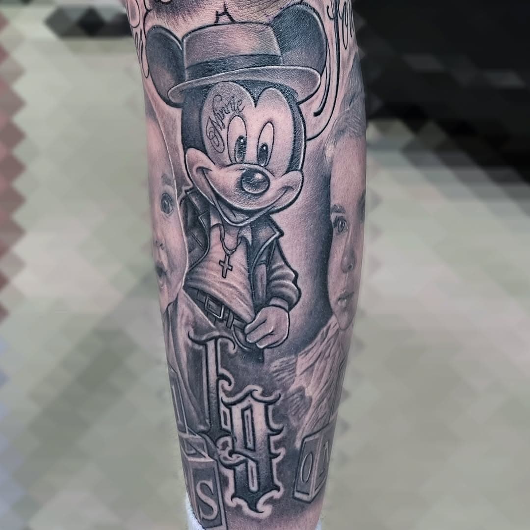 Mickey mouse all healed up, loving this leg sleeve .

If your interested in people chatting shit on the Internet go over and check out @thedoesithurtpodcast it's myself and @empireofdirt.tattoo it'll mean the world if you could give it a listen thanks guys.

#mickeymouse #familytattoo #portraitoftheday #tattoolovers #empireinks #posidontattoomachine #tattoomachine #tattoodesign #realism #realistic #realistictattoo #realismtattoo #inkwithrampage #inkintattoosupply #mixitup #cartoontattoo