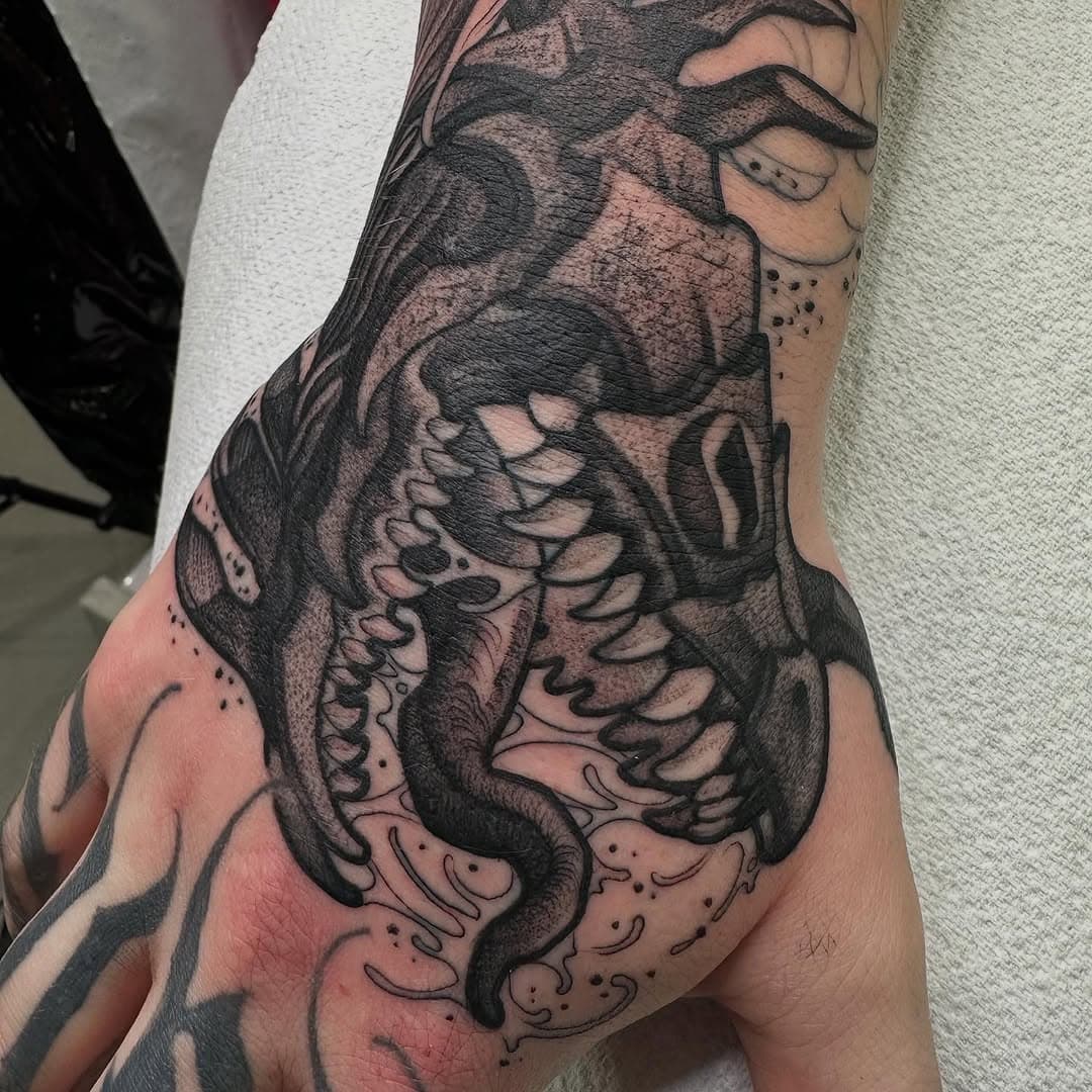 Something way different for me. getting dark n sketchy for ol’ Danny boy @parabellumldn 
Whole #lordoftherings #sleeve underway!
Gonna be a belter!!

#lotrtattoo #lotr #lordoftheringstattoo #blacktattoo #blacktattooart #fellbeast