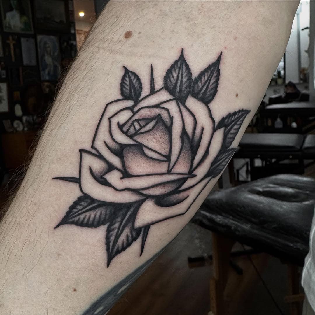 Thanks @thebirdlife.studio for adding this rose to your collection. Great to meet you man, pleasure to do this one for you.

Made @saintjudetattoo 

#saintjudetattoo #manchestertattoo #blackwork #blackworkers #blacktraditionalink #blacktraditional #blacktraditionals #rosetattoo #traditionalartist #tradtatz #tradtattoo #tradtattoos