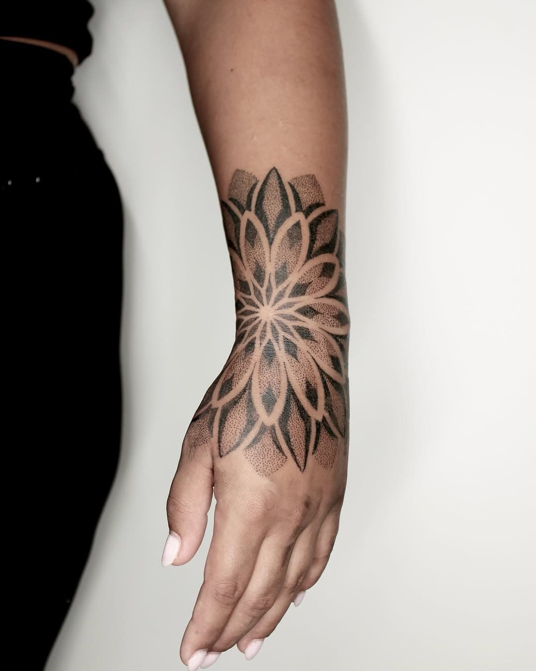 #tattoo #mandala #mandalatattoo #dotwork #dotworktattoo #handtattoo #blackwork #blackworktattoo #ink #inkart #tattoostyle #tattooideas #tattooinspiration #münster #münstertattoo