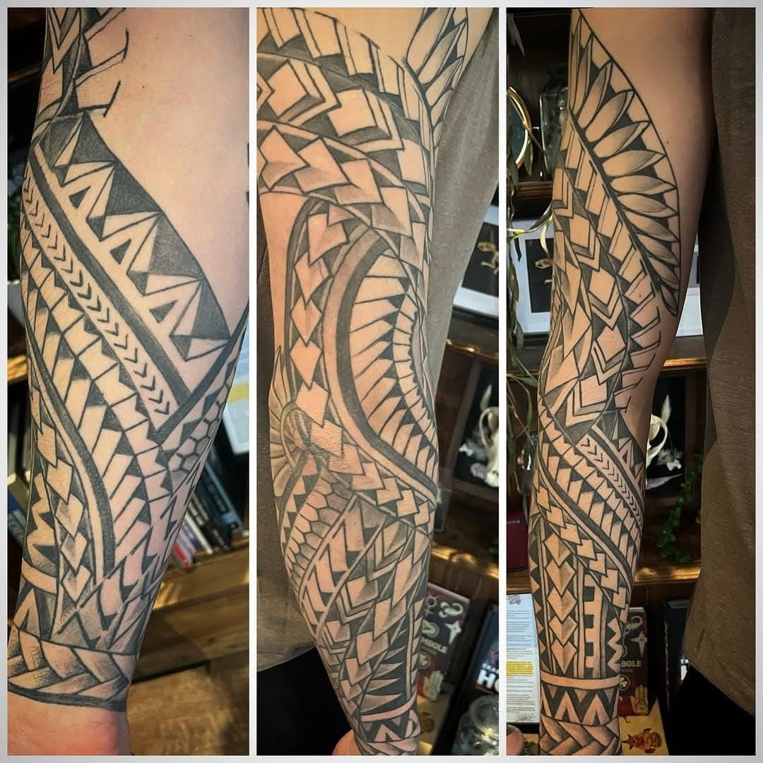 Maori 

Wieder ein schönes Projekt 

Beratungstermine sind täglich möglich einfach DM📧
-#tattoo #tattoos #tattooinspiration #tattooed #tattoosleeve #ink #inkedmen #inkedup #inkedmag #tattoomagazine  #weimartattoo #weimarpiercing #piercingweimar #tattooweimar #tattooart #weimar #erfurt #jena #blackwork #bl #maori  #maoritattoo #german #deutschland