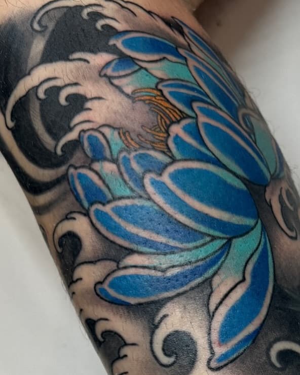 Love a bit of colour blending! Thanks for looking, Ben x #tattoo #tattooart #tattooartist #tattoocollective #uktta #art #artwork #artcollective #artist #japanese #irezumi #tebori #japaneseart #japanesetattoo #japanesetattooart #irezumicollective #sleevetattoo #legsleeve #lotusflower #koi #sullenclothing #artdriven #blackandgrey #blackandgreytattoo #irezumiartist #essextattoo #essextattooist