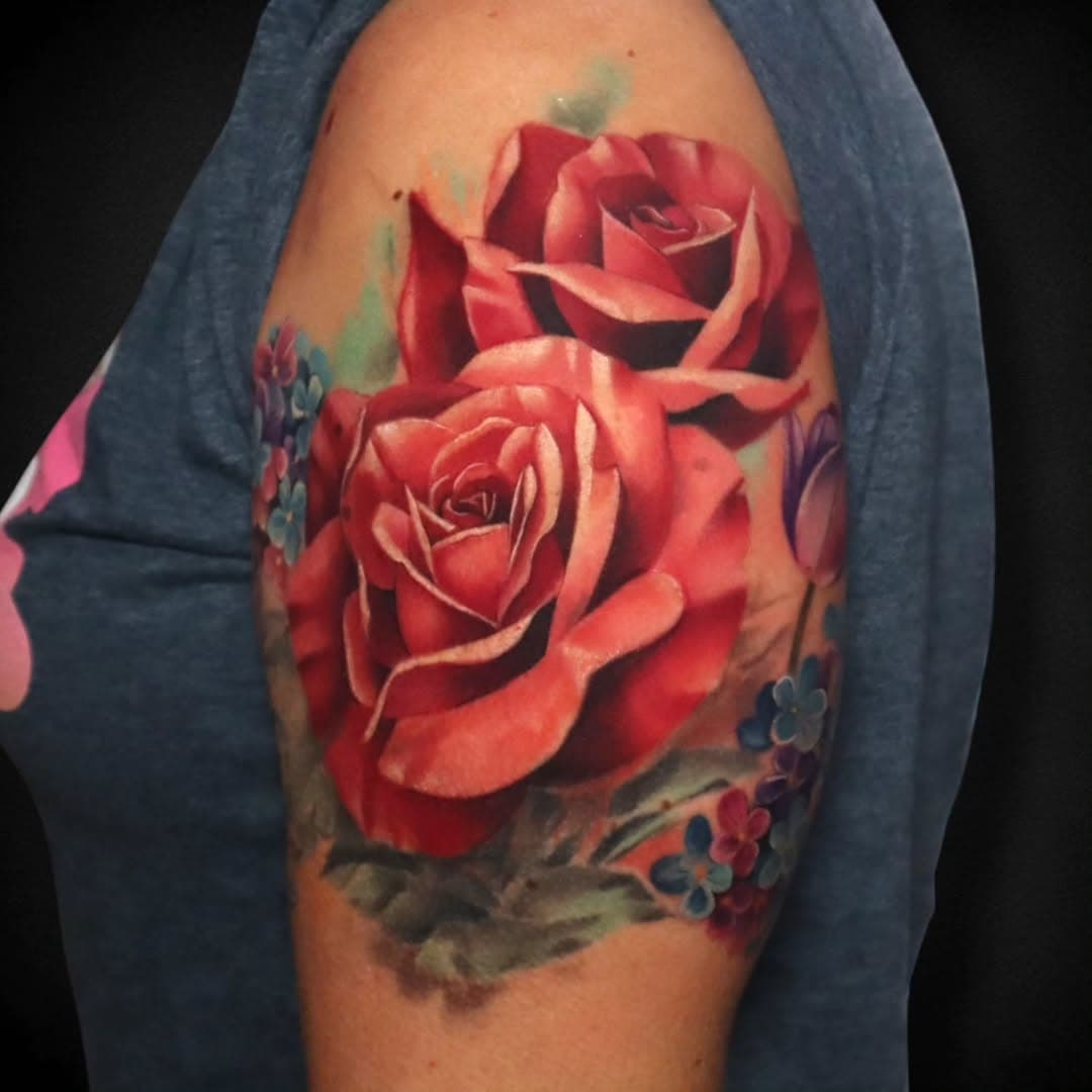 8 hours total for this one on Laura. We have one more session to add floral up top to round out the upper arm 🥰 Rework on its own took 3 hours.
.
#rework #reworktattoo #roses #hydrangea #daisy #tulip #tattoo #wisconsintattooartist