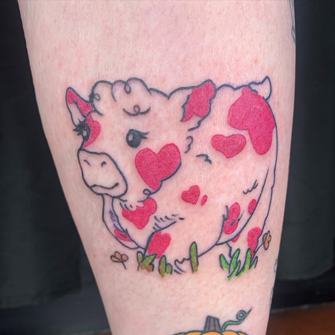 Thank you so much for picking up this sweet strawberry milk girl Karen!! Love everything about this placement; the calf calf and the pumpkin buddy underneath!! 😄🩷🐮🍓

(Pumpkin by @bleeep.png 🎃🧡)

#tattooartist #bayareatattooartist #oaklandtattooartist #inkbygabytattoo #cowtattoo #strawberrymilk #tattoo #kawaiitattoo #babycow