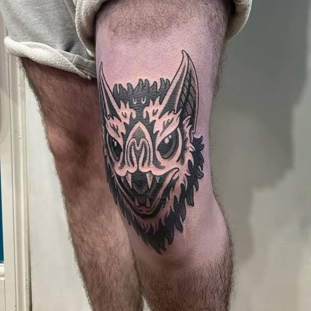 Bat knee done by resident artist @leahlisle_tattoo if you would like to book in with her or have any enquiries, drop her a DM 🦵🏼

Sponsored by @magnumtattoosupplies 

#middlesbroughtattoo #teessidetattoo #newschooltattoo #battattoo #kneetattoo #tattoosofinstagram