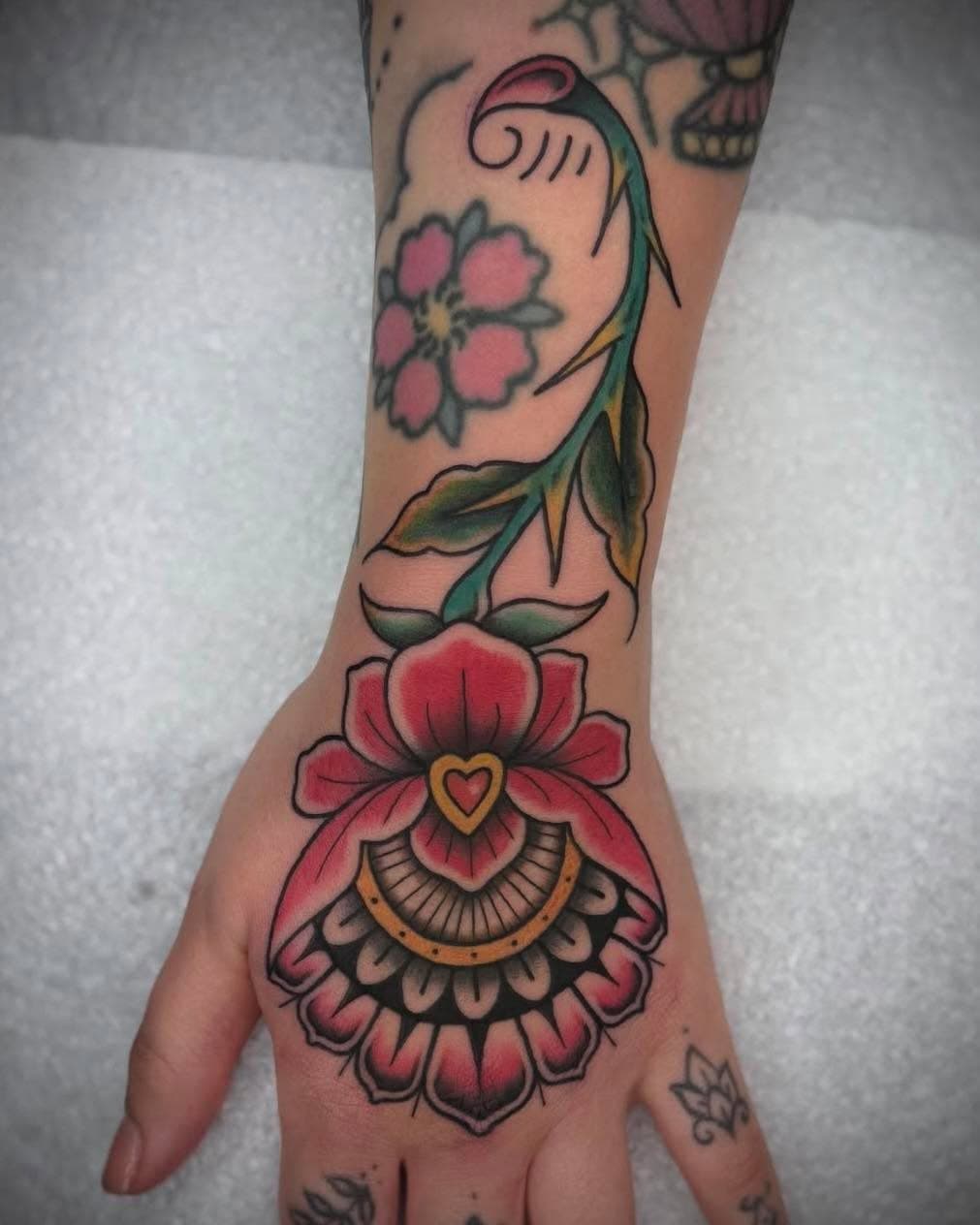 Ornate traditional floral design tattooed by @tombetchleytattoo
•
•
•
📨 DM for enquiry & appointments
•
•
•
#flashtattoo #traditionaltattooer #traditionaltattoos #oldschooltattoos #tradtattoos #uktattoo #oldtimetattoo #isleofwight