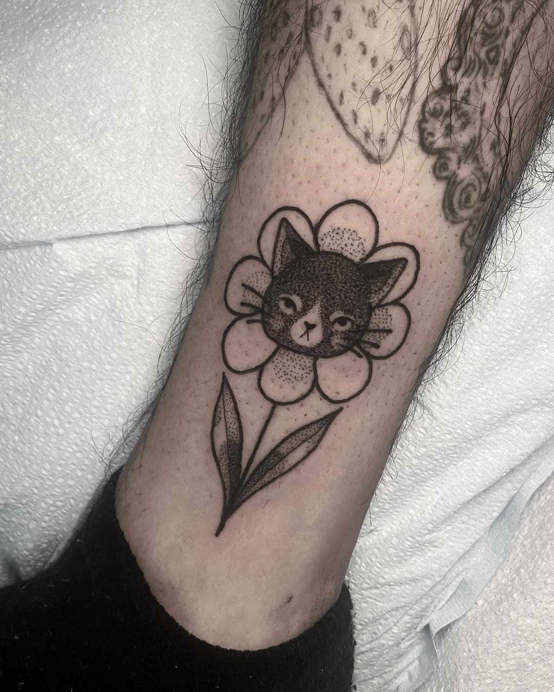 Cat Flower 🐱 🌼 

More flash for our kitty 🥰 I would apologize for being annoying about it but King Baby is too important to care 😅

Booking this flash till he is better 🥰 form in bio or email me directly ✨

#fundraiser #catflash #catlover #nyc #nyctattoo #nyctattooartist #fipawareness #fipwarrior #nytattoo #nytattooartist