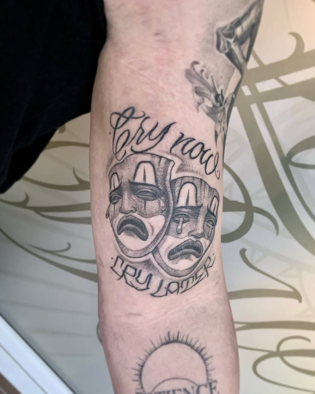 CRY NOW, CRY LATER 🎭
Done a while ago, this was super fun! The masks are a classic and the lettering is freehand of course. Muchas gracias, Angelo ♥️