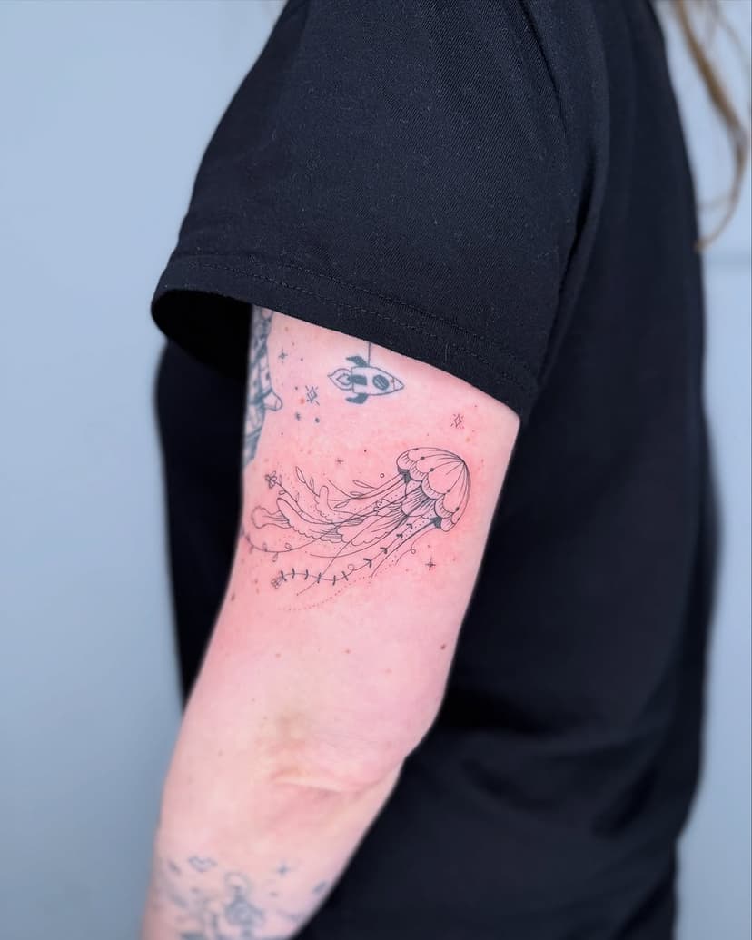 Cutie from last week 🌼🪼🌸 THX!!

⫸ 
Booking info for the Flash Days: If you want to get one of my flash-designs, please email me now for April 🫶🏻 #nodms - no customs just flash! You can find all available motifs in my highlights #firstcomefirstserve

The following information must not be missing in the email: 
- Screenshot of the motif 
- Approximate size in cm
- Preferred body part
- Your time availability (Tue to Thu )
- Your phone number