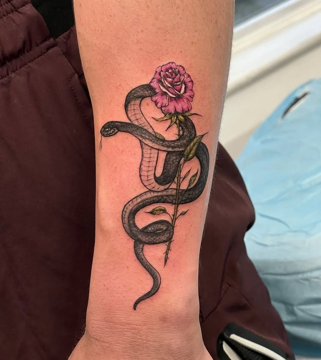 Small color snake and flower by Roman (@avila_roman)