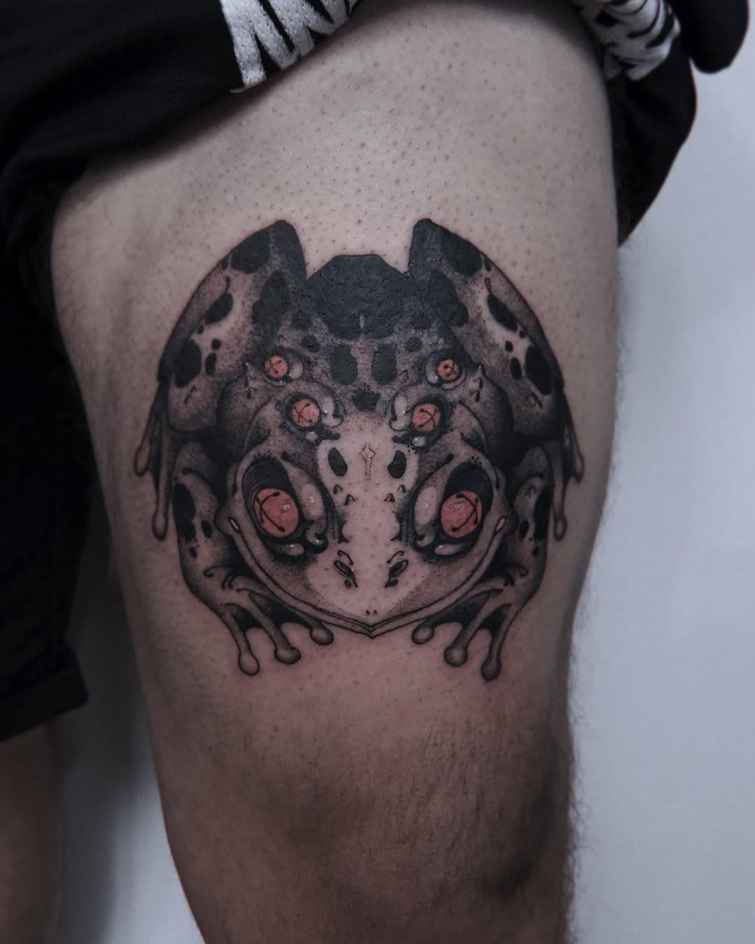 Q1/25/0002

Danke @zelt_fan 

#bielefeld #bielefeldtattoo #halunken #darkart #tattoos #tattoo #tattooed #onlydarkart #artgallery #bielefelder #frog