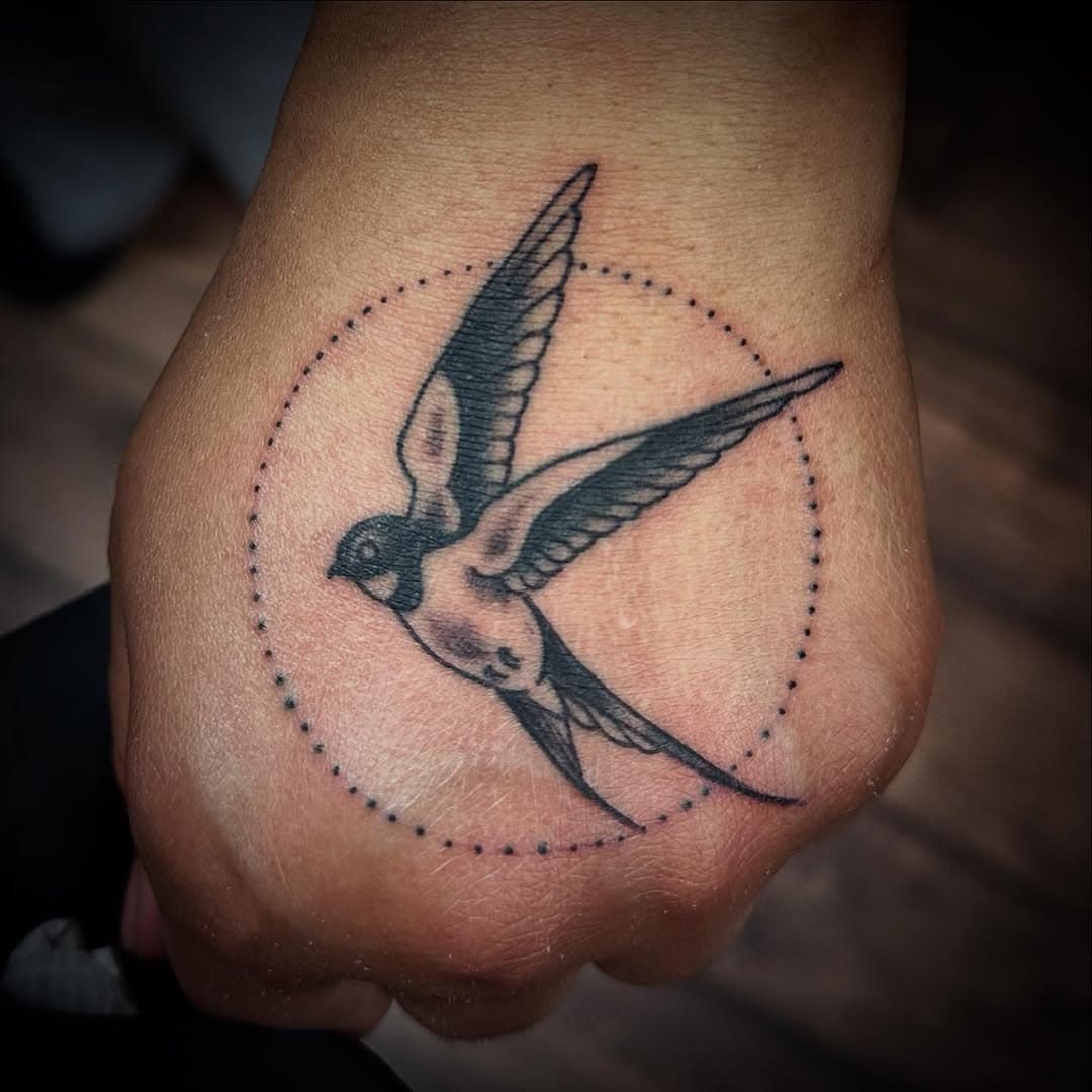Little swallow on hand 🐦‍⬛
Now booking march! Still have some spots available, hit me up with a message if you’re interested in some work!! 

#handtattoo #swallowtattoo #tattoo #tattoos #delawaretattoo #delawaretattooartist #tattooshop #tattooart #tattooed #wilmingtontattoo #wilmingtondelaware #tattooavailable #instatattoo #tattooideas #tattoolife #tattooist #colombiantattooartist #mrrango