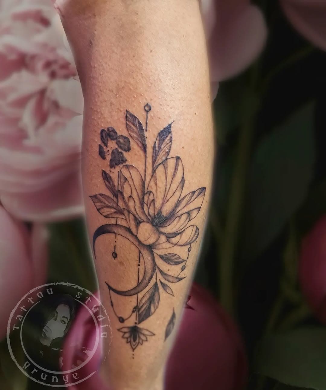 #tattoo_studio_grunge #tattoobadmergentheim #tattooideas #tattoo #tattoogesicht #tattoopusteblume #tattoorenessaince #tattoomoon
