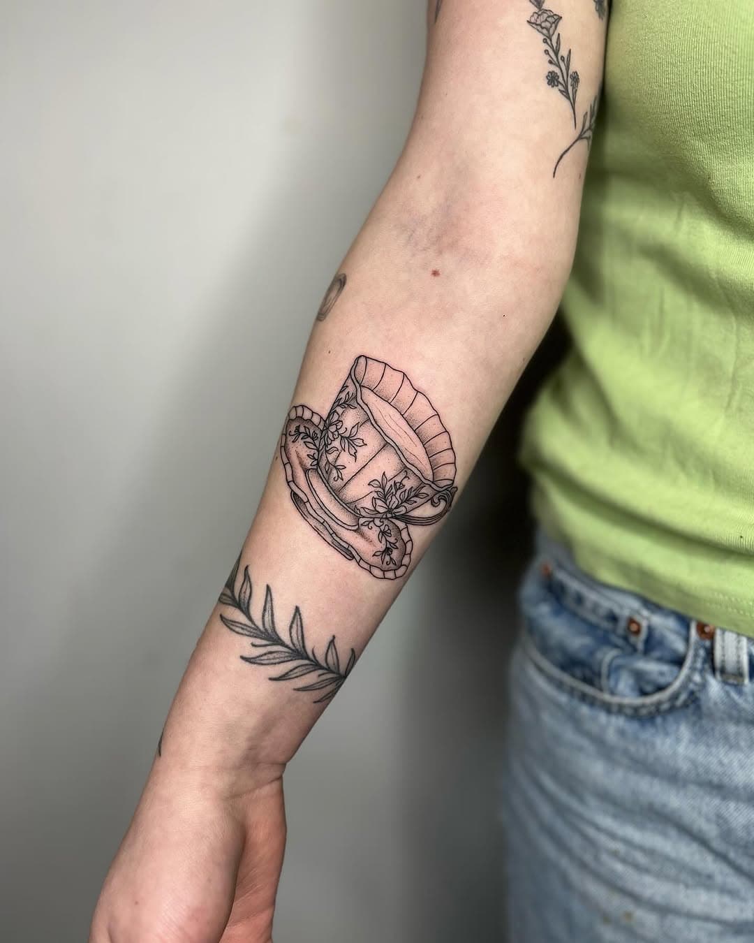 Fine line work by @travis_tattoo 
#openbook DM or email us ☕️💘
.
.
.
.
.
.
 .
.
.
.
#tattooshop #seattletattoo #tacomatattoo #tacomatattooartist #seattletattoos #cup #finelinetattoo #finelinetattoos