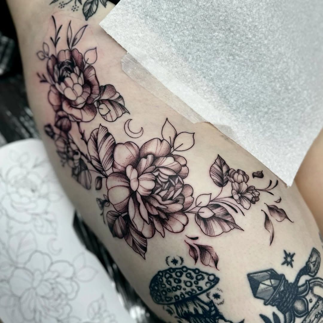 Pretty flowers for my girl @sadiefrake ❤️🌹 thank you for being brave and toughing out a spicy spot!
🚨 SPACE THIS FRIDAY 28TH at 12-2pm 🚨 

•
•
•
#flowertattoo #peonytattoo #hiptattoo #floraltattoo #botanicaltattoo #wildflowertattoo #finelinetattoo #finelineflowers #delicatetattoo #blkttt #londontattoo #lunabluetattoo #leighonsea #femaletattooist