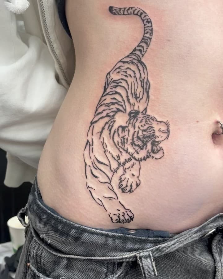 FLUFFY TIGERS 🐅 first tattoo and she sat so good it’s insane… and I’m a little jealous 😂 
.
#art #tiger #tattoo #blackandred #blacktiger #redtiger #stomach #stomachtattoo #firsttattoo #tigertattoo #animals #tattooapprentice #tattooist #femaleartist #inksentialtattooaftercare⚓