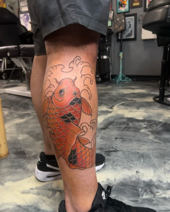 progress on this Japanese trad koi fish 🎏
all my original design// freehanded finger waves 🌊 
**************************************************
✨ dm to book or for any inquiries ✨
✨ simple designs starting at $60 ✨
✨ hourly $100 ✨
✨ deposit required for booking ✨
#japanesetattoo #japanesetraditionaltattoo #koifishtattoo #fingerwavetattoo #colortattoo #coloredkoifishtattoo #dragonhawkmast #tpro #tribaltattoo #tattooshop #tattooapprentice #tattooartist #tattoos #sandiego #northcountysd #escondido #oceanside #femaletattooartist #filipinartist #explore #explorepage✨