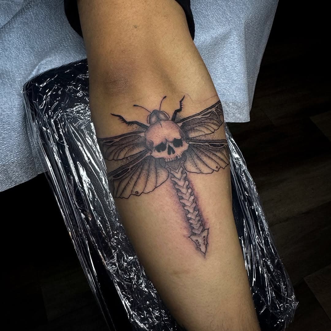 Wraps a bit. Fun one though. Thanks for looking ⚔️
.
.
.
#horrortattoo #skulltattoo #blackandgrey #blackandgreytattoo #dragonflytattoo #deathtattoo #horrorart #cttattooartist #sheltonct