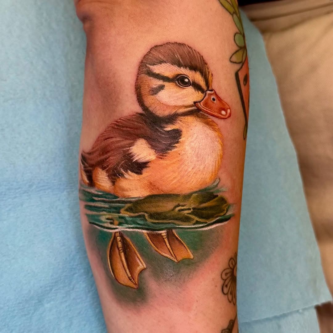 He is so precious I can’t even 😭😭😭

@blacksagestudio 

#womanwhotattoo #femaletattooartist #fusionink #coloradotattooartist #colortattoo #floraltattoo #ducklings #duckingtattoo #tattoosnob