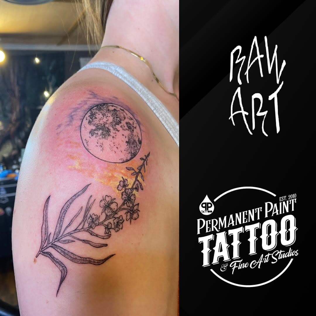 Rachel delivered a stunning combination of nature and celestial elements with this piece. The detailed moon, delicate florals, and soft sunset background create a clean, balanced design that flows perfectly on the shoulder. The subtle use of color adds just the right touch without overpowering the linework.

Looking to bring your vision to life? Rachel’s ready to make it happen.

#MoonTattoo #FloralTattoo #RachelWalker #TattooArt #BowlingGreenKY #PermanentPaintTattoo #KYInk #WKU #WesternKentuckyUniversity #InkedUp #TattooVibes #KYArtists #CustomTattoos