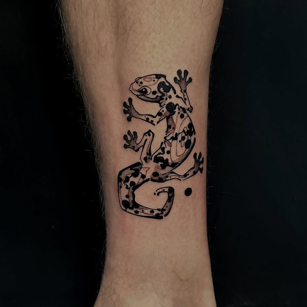 .[🦎🍁☀️].

GECKO
• tattoo •

tiny lil fren for my fren @voodoofunkers 
thank you so much; especially for the freedom with the design 🫶🏼

done @atelier.obscura.nbg 

#tattoo#tattoos#ttt#tattooartist#tattooart#tattoowork#ink#inked#tattooed#gecko#geckotattoo#animaltattoo#blackwork#blackworktattoo#lineworktattoo#tattoonürnberg#nürnbergtattoo#tattoogermany#germanytattoo#ilovemyjob#ilovemyclients