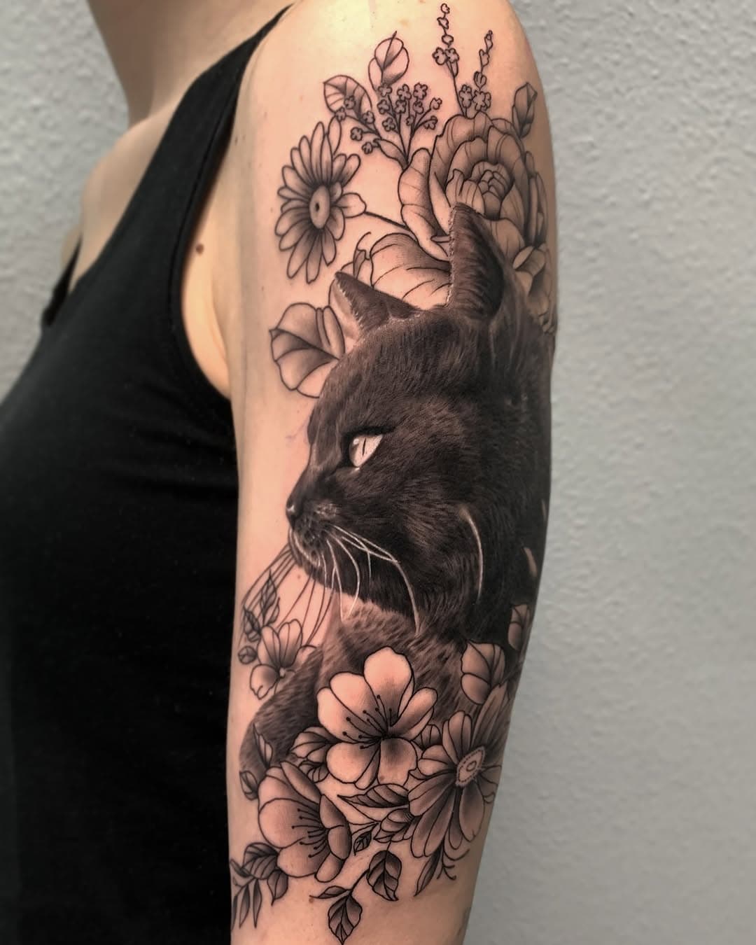 Little cat with some vegatables😜🐈‍⬛🌿. A bit different from my other stuff but it was a lot of fun to tattoo🤘🏻😃. Thanks to @diana.beyer for the great session, hope to see ya again soon😉

#kittytattoo #cattattoo #catart #catartwork #catink #blackcattattoo #panthertattoo #bigcatart #catdrawings #catwithflowers #floraltattoos #floralartwork #deepshadingstattoo #catlovers #chemnitz #pettattoo #petart #petdrawing #pawlove #animalportraits #animalartist #animaltattoo #chemnitztattoo #blackandgreytattoos #blackandgreyrealismtattoo #realistictattooart #globaltattoomag #finelinetattoos