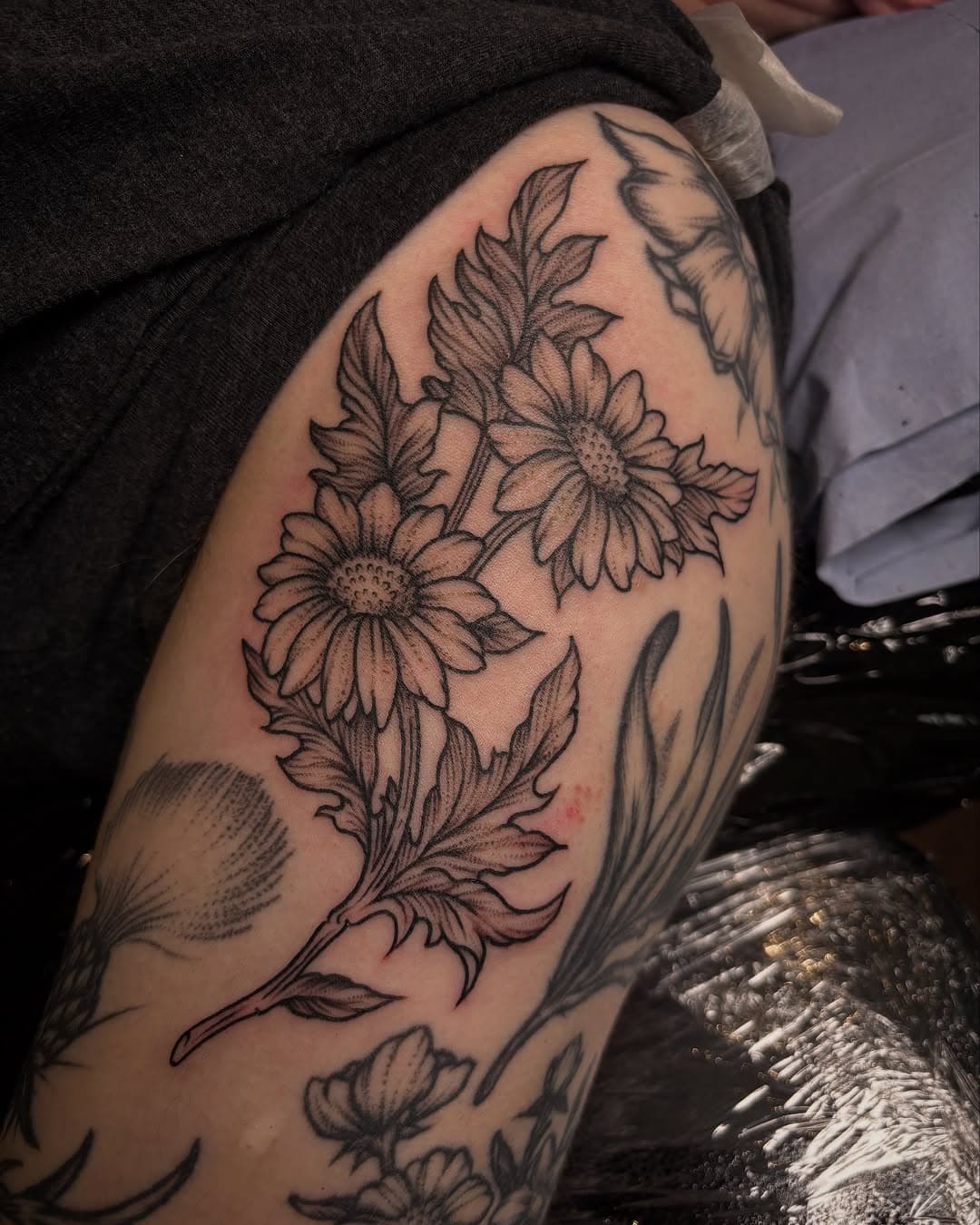 Freehand gap filling ##floraltattoo #flowertattoo #tattoos #tattooed #blackwork #dotwork #blackworkers #onlyblackwork #blackworkerssubmission #darkartists #uktta #tattooidea #uktoptattooartists #iblackwork #darkartists #uktta #blkttt #glasgowtattoo #glasgowtattooartist #flashworkers #freehandtattoo