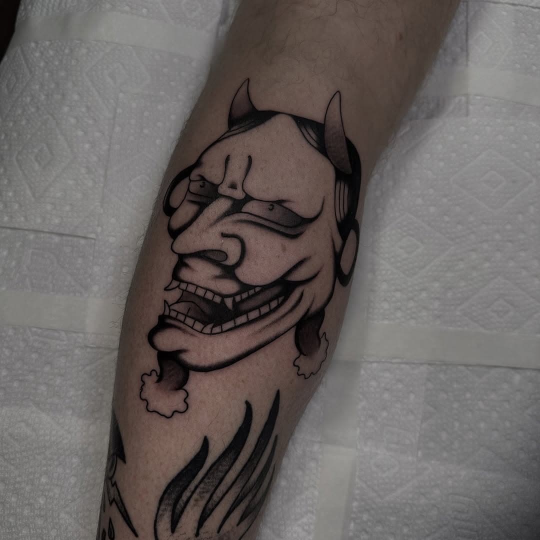 Thanks mate 🙏🏼
Done at @saintsandsinnerstattoo 
•
Guest spots April 
•
@kingsavetattoo - 9th-13th (NYC) - 15th-19th (LI)
•
@reddeviltattoochicago - 19th-20th
•
@freedominktattoos - 22th-24th
•
📸 - @notarealgoat 

#traditionalflash #blacktraditional #tattoo