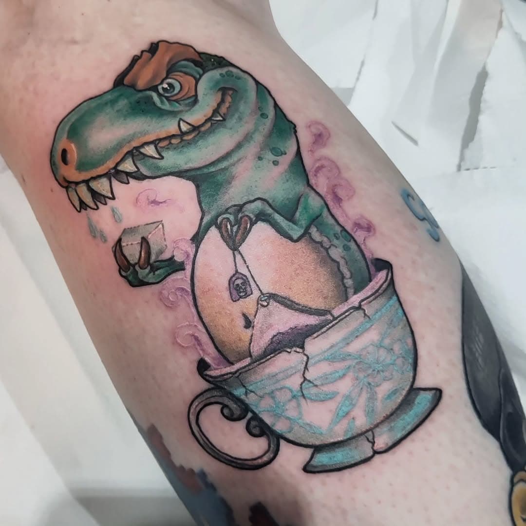 Leider gibt's immer noch nichts neues, daher heißt es abwarten und Tee trinken. Der kleine Racker mit Überbiss genießt es jedenfalls in vollen Zügen.
#tattoo #ink #tattooed #tearex #trex #dinosaur #comictattoo
#comic #cartoon #cartoontattoo #colortattoo #teatime #tyrannosaurus #legtattoo #sweatyaxl #heidenheim