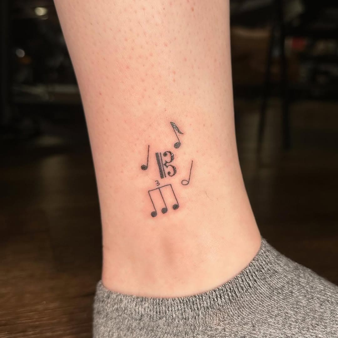 Little meaningful music note cluster for Chelsea!!!🎼🎶🎵

Thank you for working with me on this piece!!!!

Booking March and April @darkartstattoomd just send a DM or my booking form for a spot💖