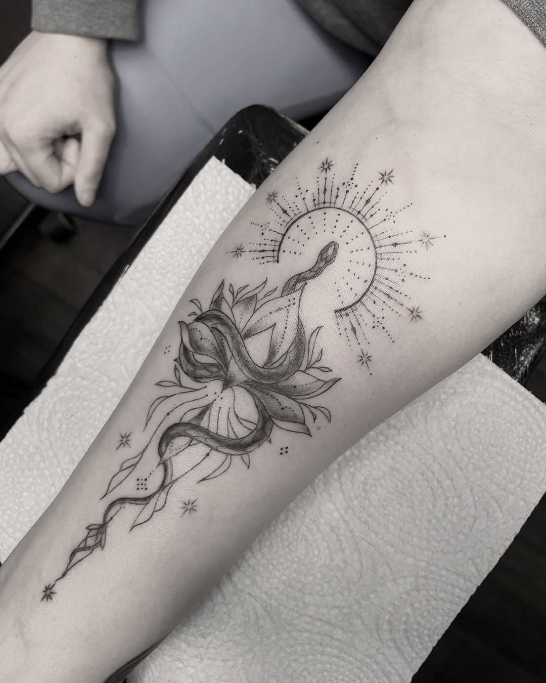 Gorgeous one from yesterday 🌞✨🐍 #transition 

#finelinesnake #snakesundesign #snakesun #snaketattoo #finelinetattoo #finelinetattooing #tattooideasforwomen #kundalinisnaketattoo #kundalini #kundalinitattoo #suntattoo