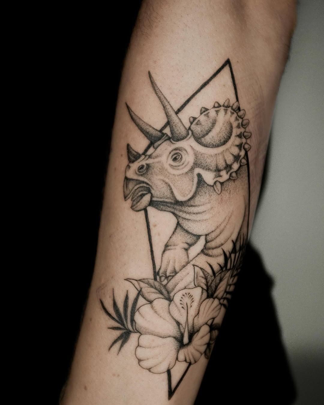 CUSTOM  T R I C E R A T O P S 🌿
Vielen Dank Lars 🙌 @larssndrm 

Done @studio.monochrom 

#tattoowork #tattooingermany #tattooing #neotraditionaltattoo #neotraditionalartist
#moderntraditionaltattoo #neotraditionalart
#tattooneotraditional #finelinetatto #finelineartist #olackandgreyfineline #dotworktattoo #neworktattoo #bodyart #illustrativetattoo #sketchtattoo #artlovers
#tattooideas #tattoolifesti #inkedartists #dinosaurtattoo #triceratopstattoo 
#surrealistictattoo #tattooartist #tattooedpeople #tattoodesign #tattooinspiration #tattooculture