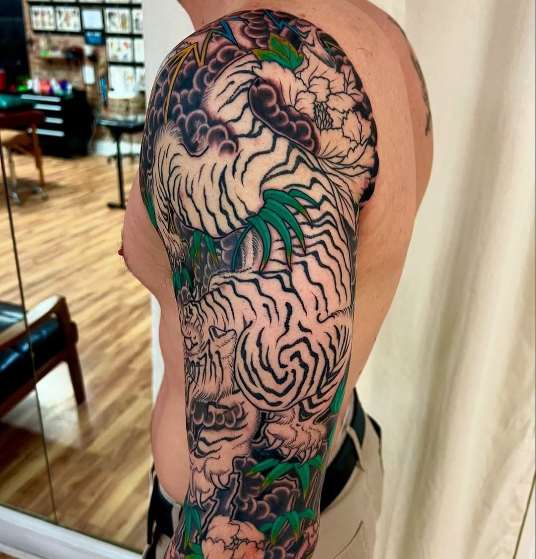 Tiger & dragon sleeve in progress from @nate_mcgaughy

•
•
•

#dragontattoo #wilmingtonbirdking #wilmingtonsleeveemporium #wilmingtontattoo #natemcgaughytattoo #goodgracestattoo #wilmingtonnctattoo #wilmingtonnctattoos #nctattooers #tradworkers #tradworkerssubmission #traditionaltattoo #traditionaltattoos #boldwillhold #oldlines #traditional #tradworkers #blackworkers #blacktraditional #blacktrad #blacktraditionals #blacktraditionaltattoo #japanesetattoo #irezumi #irezumicollective #traditionaljapanesetattoo