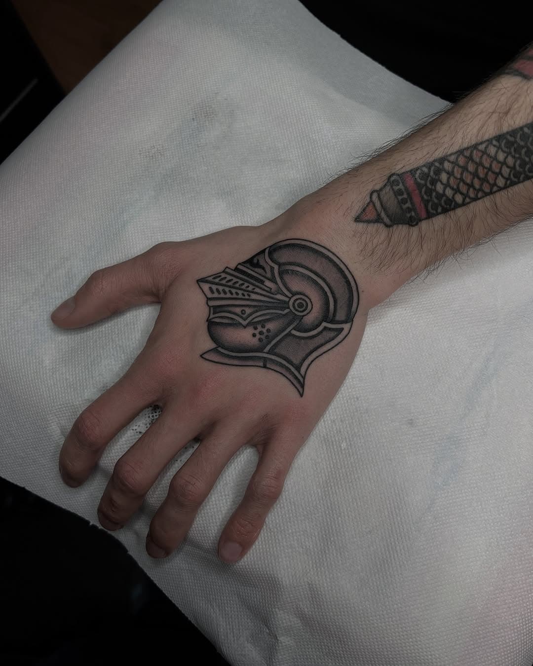 One of two hands I did for the man Louis while guesting at my beloved @black_acid_tattoo in Cologne. Thank you man for trusting me with your hands. 

#wastedhappyyouth