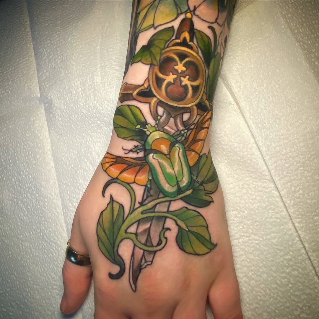 Pieces of a garden sleeve were working on for @kathryn._.ga 🌿 Swipe for a healed Corn Snake just above the hand! Booking for April :)
.
.
#handtattoo #wildlifetattoo #daggertattoo #insecttattoo #neotrad #neotradtattoo #neotraditional #neotraditionaltattoo #atlantatattooartist #gardencore