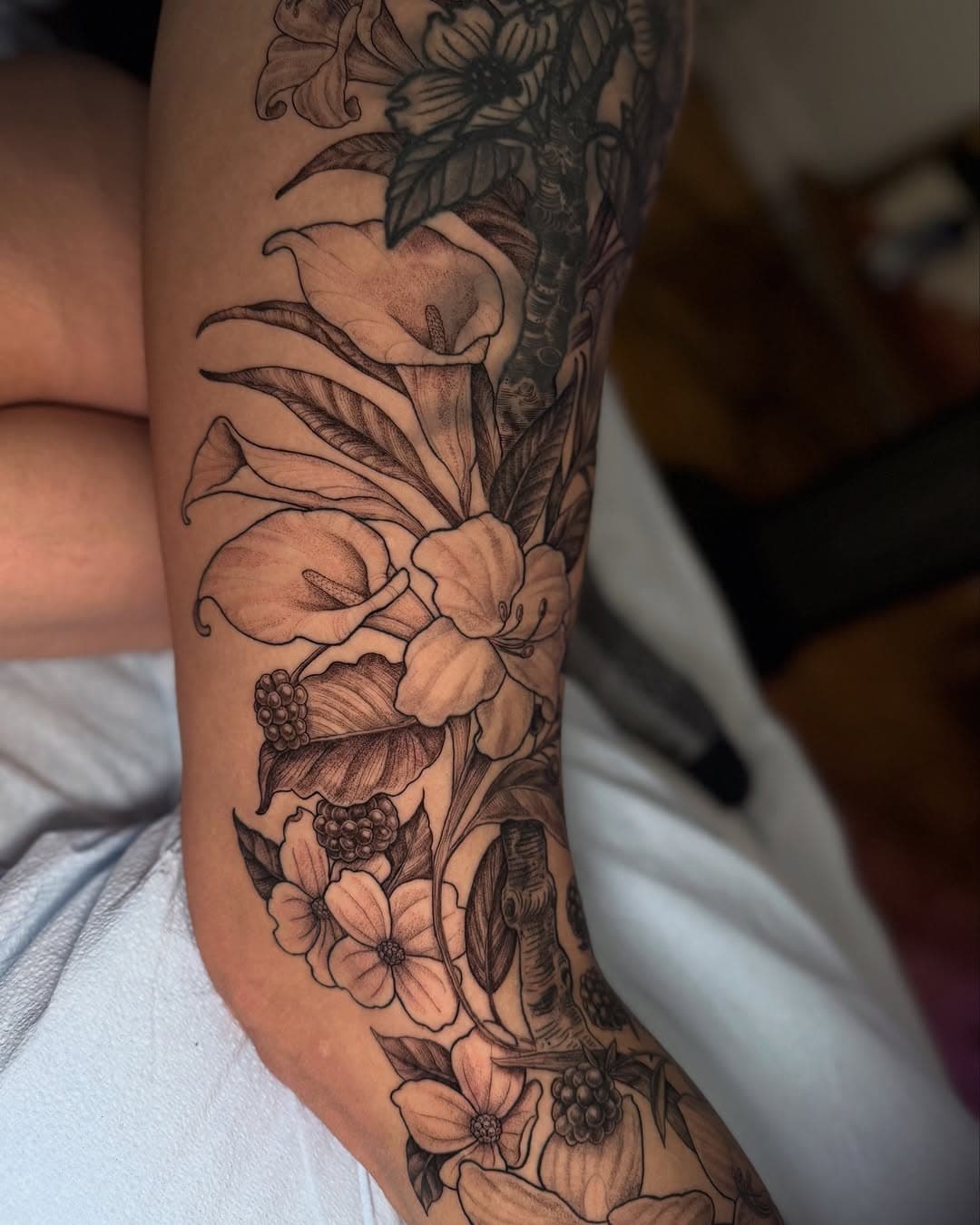 Floral work in progress 

#brooklyntattooartists #nyc #nyctattoo #callalillies ##nyctattooartist #dumbotattoo #floraltattoo #flowertattoo #botanicaltattoo #lineworktattoo #dotworktattoo #foliagetattoo #blxckink #blxckwork #dmvtattoo #mdtattooartist #dctattoo