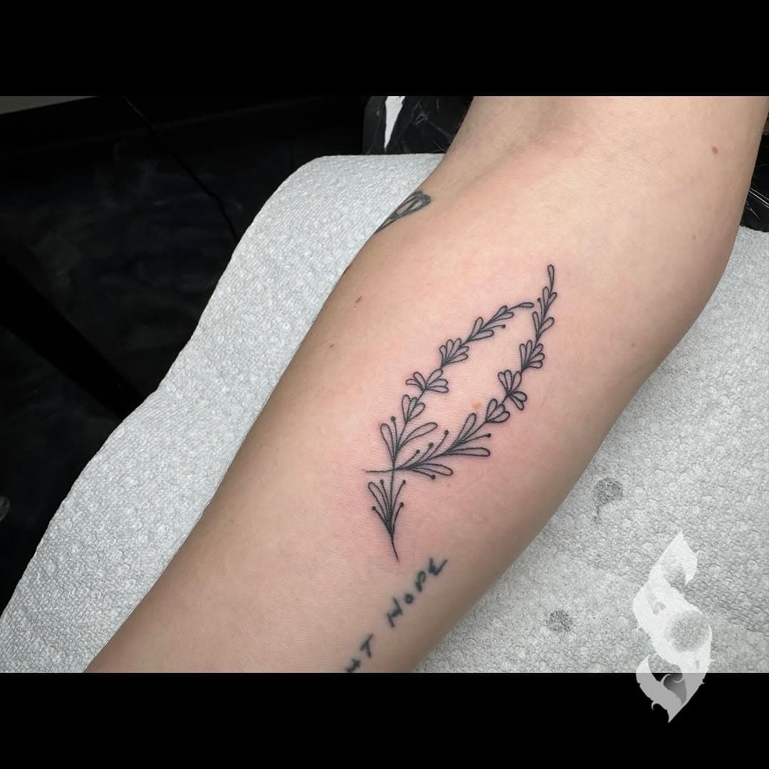 🌸 D A I N T Y 🌸 a little bit of floral for you. #fineline #finelinetattoo #daintytattoo #icontattoo #icontattooandbodypiercing #icontattoonashville #pinterest #ａｅｓｔｈｅｔｉｃ #nashvilletattoo #nashvilletattooartist #delicate
