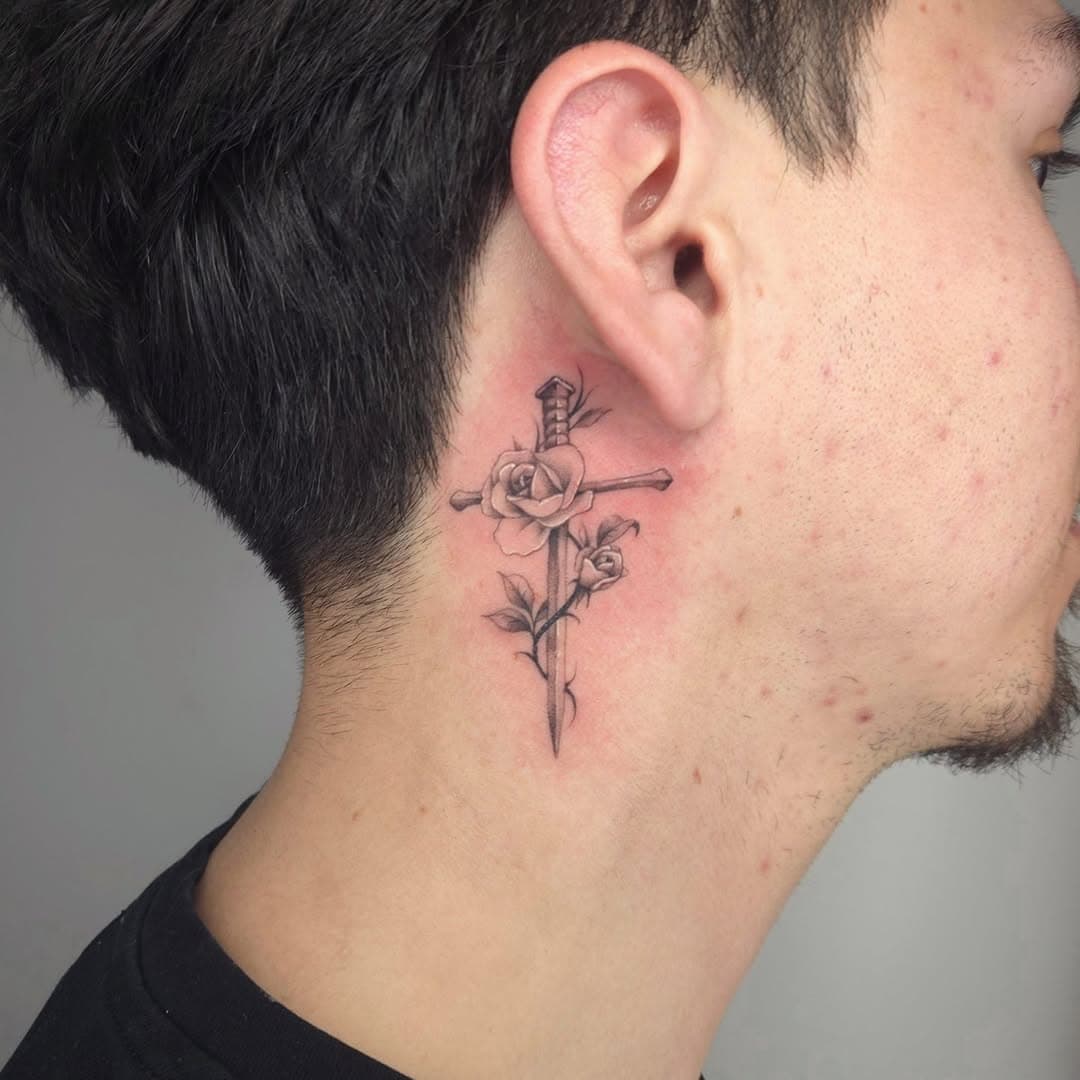 Did this dope jobstopper the other day
.
.
.
#finelinetattoo #rosetattoo#necktattoo#blackandgreytattoo #swordtattoo #tattoo#losangelestattooartist
