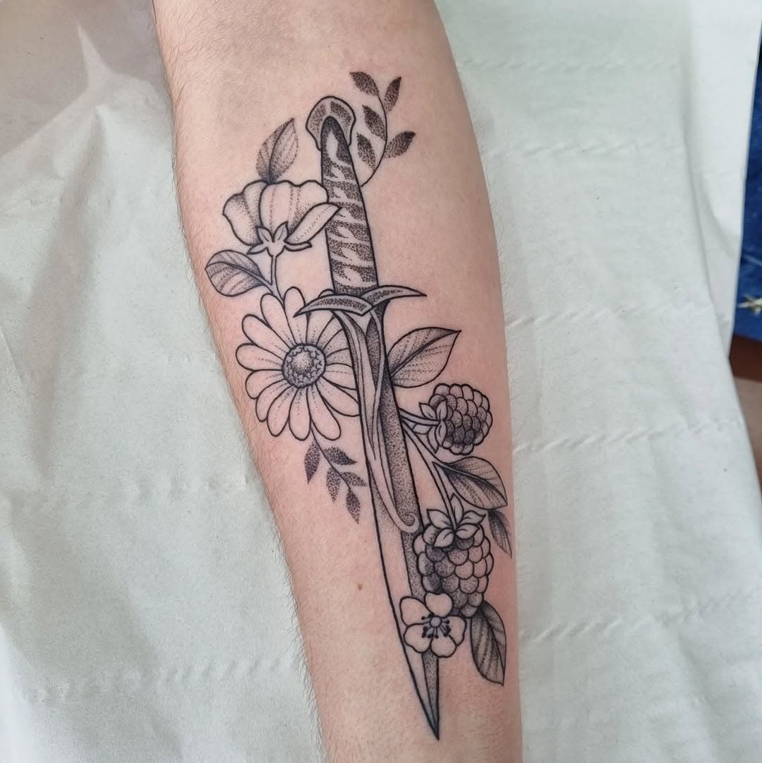 Lord of the rings tattoo for Kayleigh ! Thanks again for letting me do this for you 🥰

#uktattoo #uktattooartists #uktattooist #aberdeentattoo #aberdeentattooartist #dundeetattoo #dundeetattooartist #edinburghtattooartist #glasgowtattooartist #smallbusinessaberdeen #scotlandtattooartist #scotlandtattoo #dotworktattoo #dotworktattooartistuk #dotworktattooartist #lordoftheringstattoo #fantasytattoo #booktattoo #bookstagram #swordtattoo #flowerstatoo #botanicaltattoo
