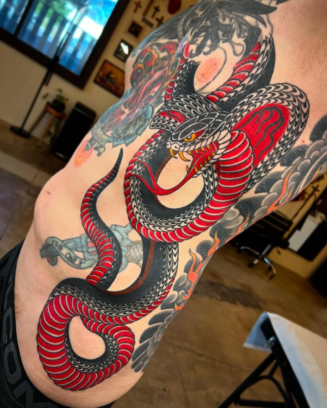 Cobra’s all finished, chrysanthemums and background next. Thanks @neilxwilson! 

#cobratattoo #traditionaltattoo #enjoytattoos #losangeles #deathcloak