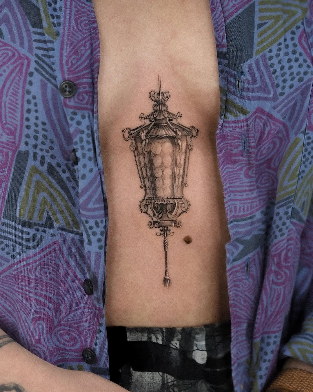 Finally got to tattoo this one from my flash. The placement worked so well for this piece.
.
I’m currently booking March/April/May 
Dm ur use link in bio to book 🔗 
.
#londontattoo #londontattooartist #singleneedletattoo #microrealism #microrealismlondon #finelinetattoo #finelinetattoolondon