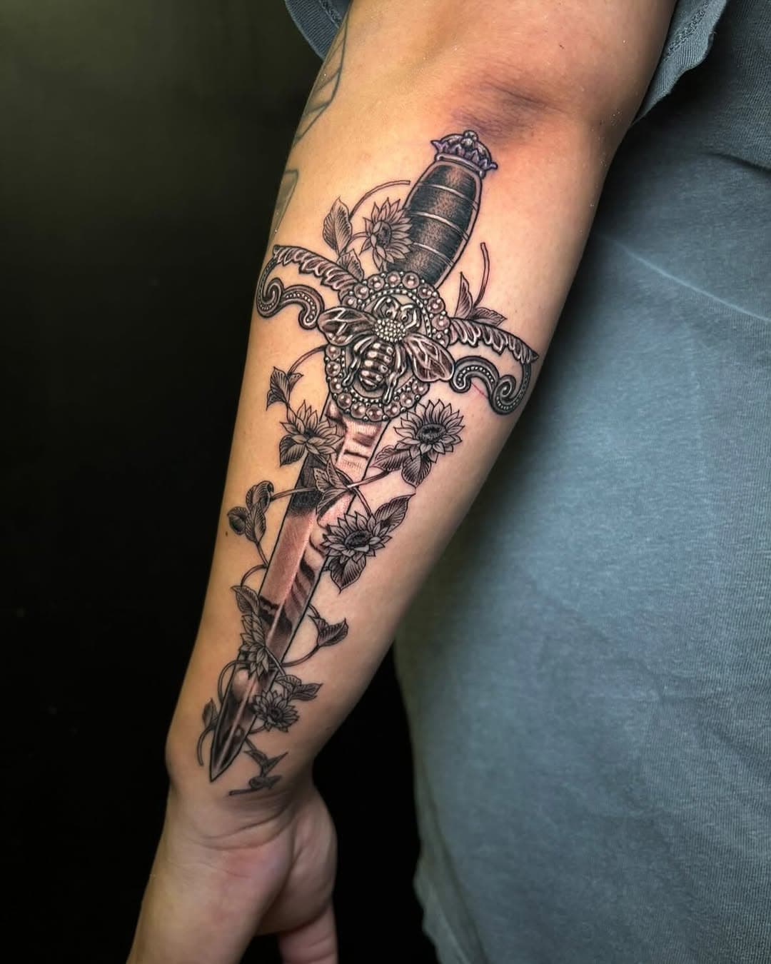 Beautiful sword and florals done by @tiffanycollinstattoos.

.

#longislandtattoos #longislandtattooshop #longislandtattooartist #newyorktattoo #newyorktattooartist #newyorktattooshop #tattoo #tattooshop #tattooartist #davincitattoo