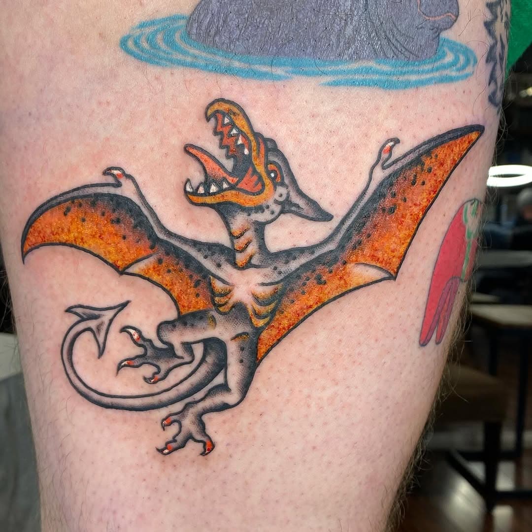 flying terror pterodactyl on the thigh for leo! 

#dinosaur #dinosaurtattoo #thightattoo #traditionaltattoo