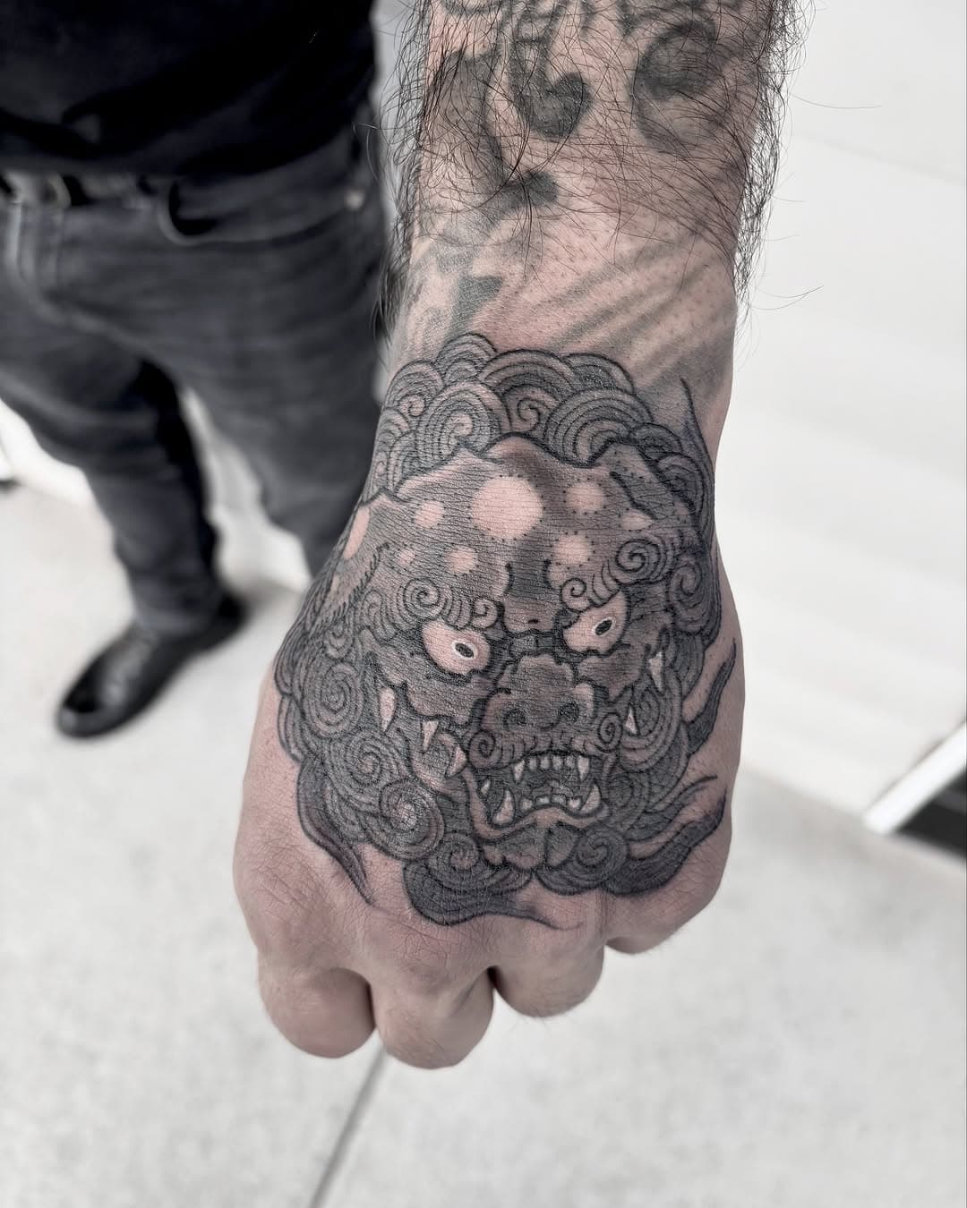 Foo dog hand blaster from HJ 
Artist @honest_jon_tattoos 
We have time this weekend to get your killer ideas done !

#tat #tattooshop #tattoo #tattoos #tattoo_today #tattooed #tattoomodel #foodog #foodogs #foodogtattoos #handtattoo #handtattoo #handtat #handblaster #highmarktattoo #edmondstattoo #lynnwoodtattoo #seattletattoo #everetttattoo