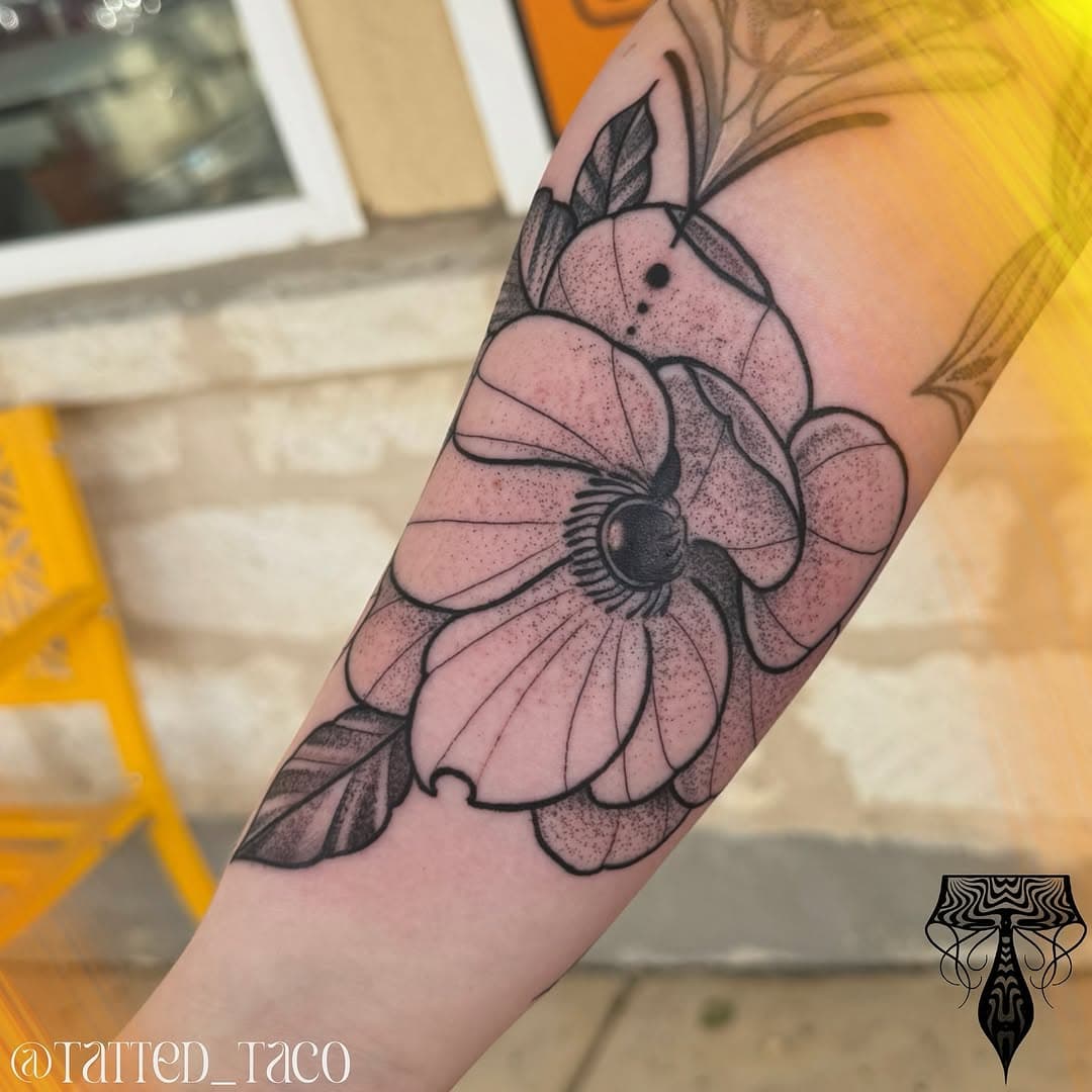 And here we have some beautiful flowers seasoned with pepper shading garnished with some white accents on a wonderful canvas ✨
•
Booking in New Braunfels, Texas 
•
Artist: @tatted_taco 
Studio: @tatted_dream 

Made using:
@bishoprotary 
@pantheraink 
@hustlebutterdeluxe 
@kwadron 
@recoveryaftercare 
@mdwipeoutz 
•
•
•
#tattoo #Texastattooartist #GeometricTattoo #ColorTattoo #Neotraditional #geometrica #art #NewBraunfels #SanMarcos #Texas #Sanantonio #floridatattoo #delraybeach #Schertz #kyle #texas #Austin #Sanantonio #GeoTattoo #ink #blackandgreytattoo #realistictattoo #tattedtaco #backtattoo #traditionaltattoo