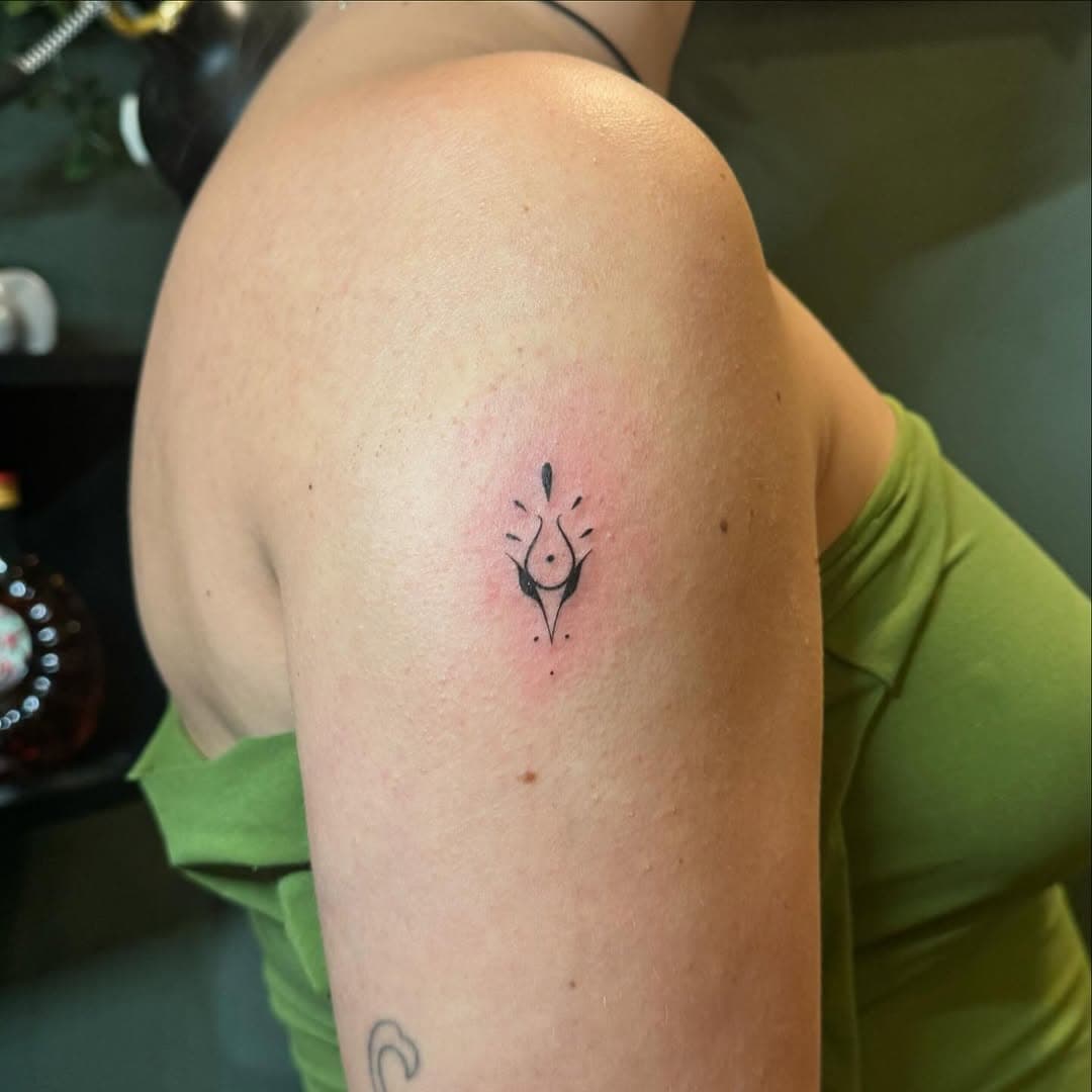 Starke Frauen, starke Symbole!🌟🌸 Jessi machte den Startschuss mit dem ersten Frauentags-Symbol. Sei dabei und setze ein Zeichen ✨

#TinyTattoos #Frauentag #StarkeFrauen #Symbolkraft #TattooArt #FemaleEmpowerment #GirlPower #Inkspiration #TattooLiebe #MinimalTattoo #simplefineline  #finelinetattoo #ariauthentic